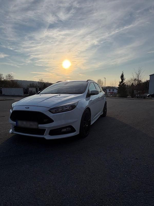 Gebraucht Ford Focus ST 250 PS (183 kW) 2017 Weiß Kombi
