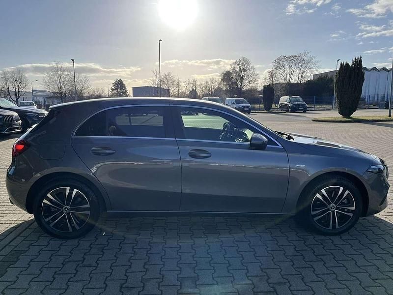 Gebraucht Mercedes A250 Advanced 218 PS (160 kW) 2025 lack mountaingrau Limousine