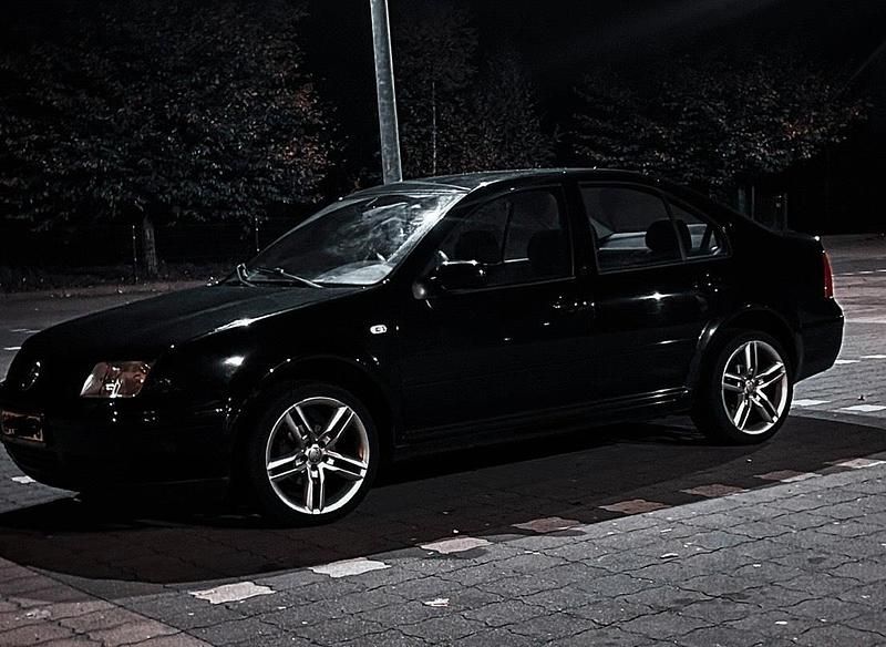 Schwarz Gebraucht 2000 VW Bora Limousine | 1.400 € (Guter Preis) - Bild 1/4