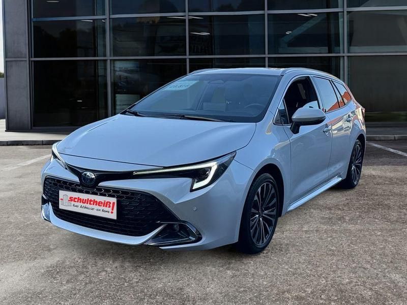 Schneeweiß Gebraucht 2024 Toyota Corolla Basis Kombi | 29.990 € (Etwas zu teuer) - Bild 1/4