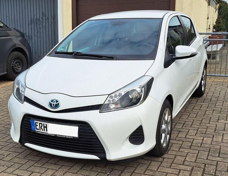 Gebraucht Toyota Yaris 75 PS (55 kW) 2013 Weiß Kleinwagen