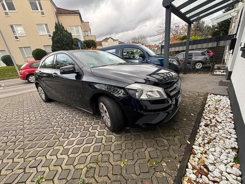 Schwarz Gebraucht 2013 Mercedes 180 Limousine | 10.300 € - Bild 1/4