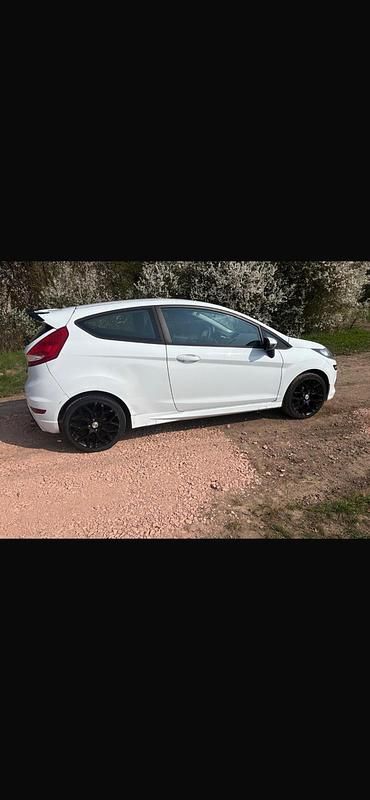 Gebraucht Ford Fiesta 82 PS (60 kW) 2011 Weiß Kleinwagen