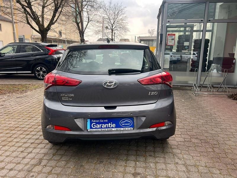 Gebraucht Hyundai i20 Style 84 PS (61 kW) 2016 Grau Kleinwagen