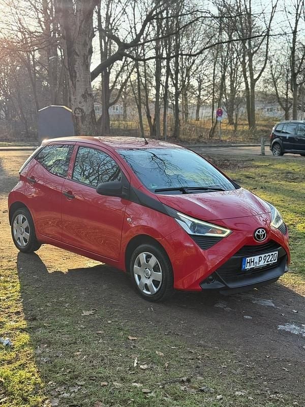 Rot Gebraucht 2021 Toyota Aygo Kleinwagen | 7.350 € (Guter Preis) - Bild 1/4