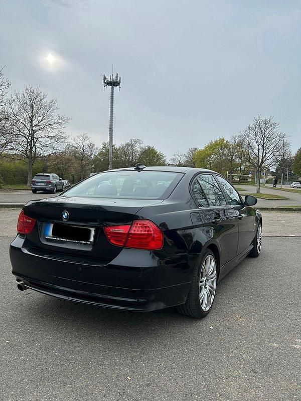 Gebraucht BMW 318 143 PS (105 kW) 2010 Schwarz Limousine