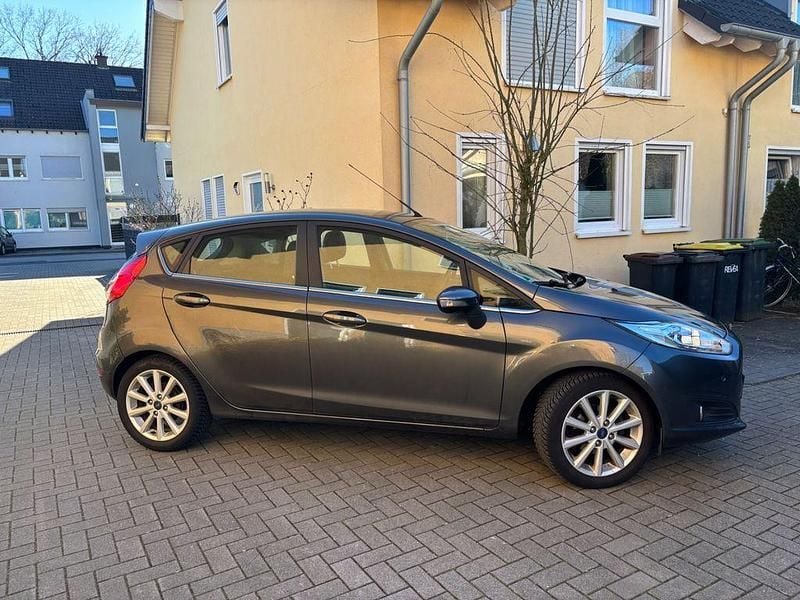 Gebraucht Ford Fiesta Titanium 101 PS (74 kW) 2016 Grau Limousine