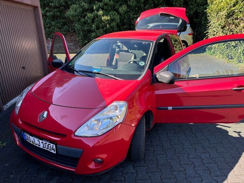 Rot Gebraucht 2010 Renault Clio II Dynamique Limousine | 1.900 € (Superpreis) - Bild 1/4