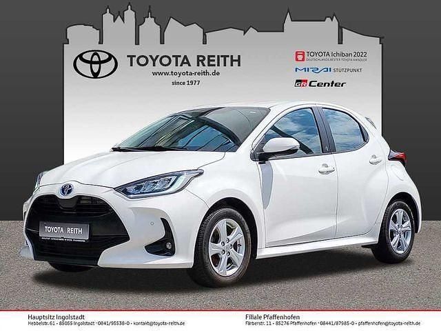 Schneeweiß Gebraucht 2022 Toyota Yaris Hybrid Comfort Kleinwagen | 16.440 € (Fairer Preis) - Bild 1/4