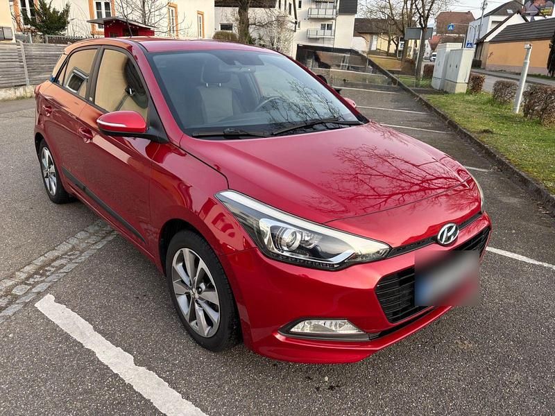 Gebraucht Hyundai i20 101 PS (74 kW) 2017 Rot Kleinwagen