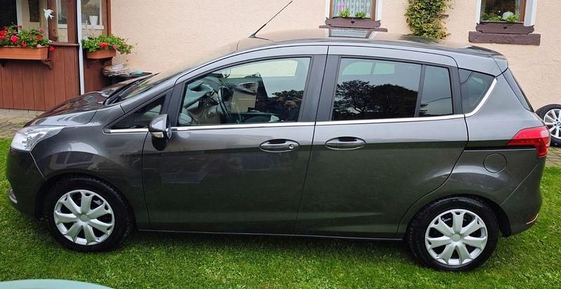 Grau Gebraucht 2017 Ford B-MAX Titanium Van / Kleinbus | 8.400 € (Fairer Preis) - Bild 1/4