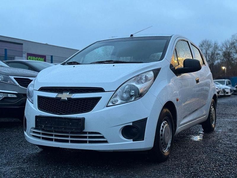 Weiß Gebraucht 2011 Chevrolet Spark Kleinwagen | 2.690 € (Fairer Preis) - Bild 1/4