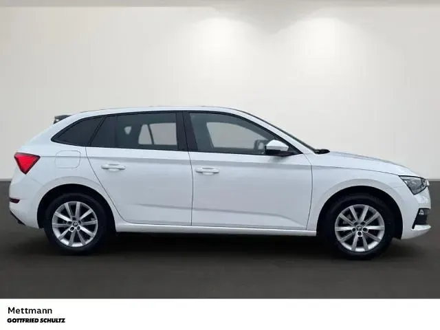 Gebraucht Skoda Scala Ambition 150 PS (110 kW) 2022 Weiß Kleinwagen
