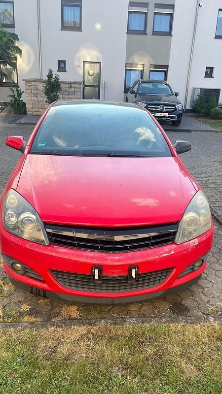 Rot Gebraucht 2009 Opel Astra GTC Innovation Coupé | 600 € - Bild 1/4
