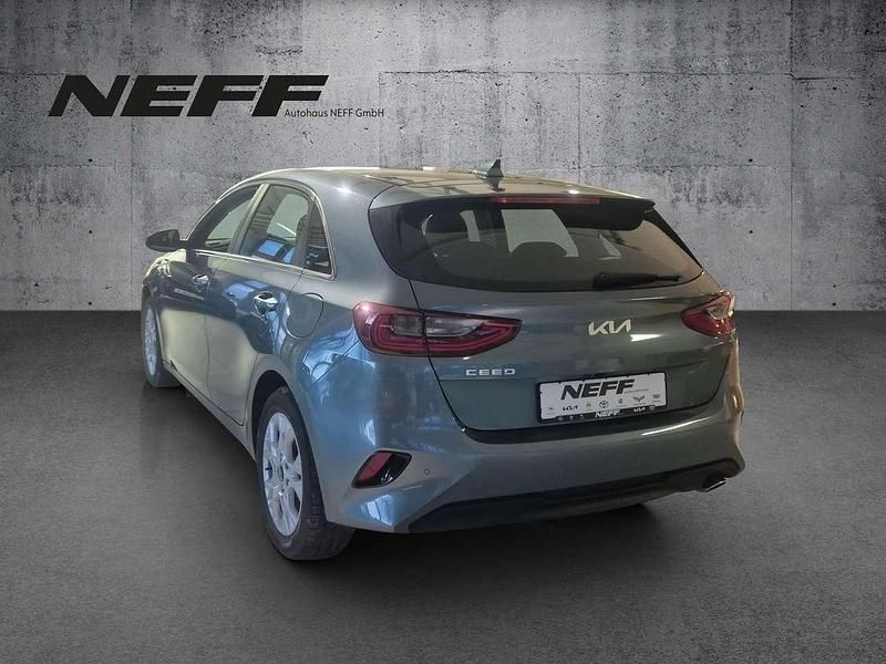 Neu Kia Ceed Vision 140 PS (102 kW) 2025 Yucca steel gray m Kleinwagen