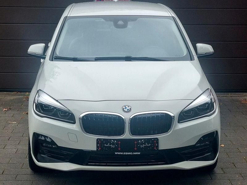 Weiß Gebraucht 2020 BMW 220 Active Tourer Sport Line Van / Kleinbus | 16.999 € (Guter Preis) - Bild 1/4