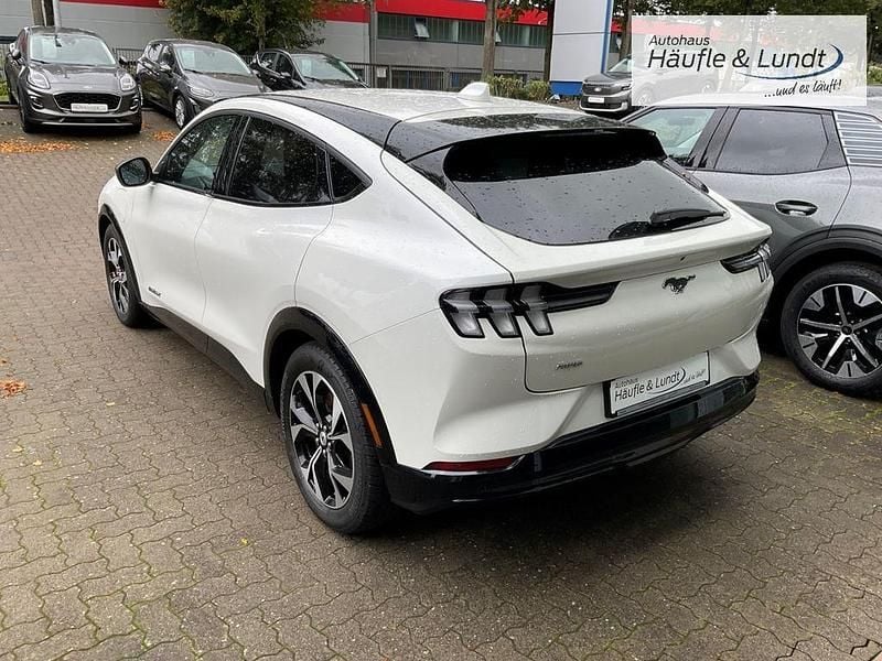 Gebraucht Ford Mustang Mach-E Premium 258 kW (351 PS) 2022 Starweiß metallic SUV