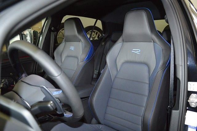 Gebraucht VW Golf VIII R 333 PS (244 kW) 2024 Deep black perleffekt Limousine