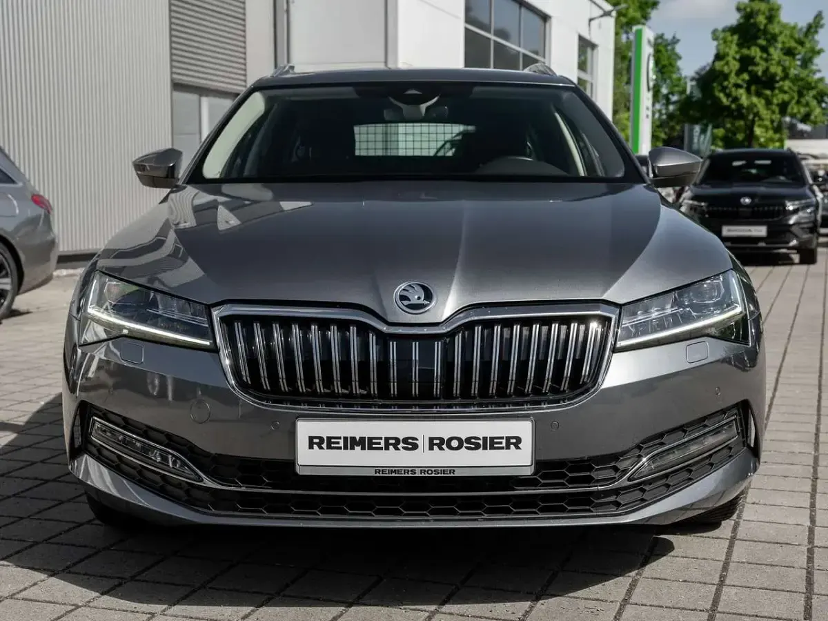 Gebraucht Skoda Superb Style 190 PS (139 kW) 2023 Grau Kombi