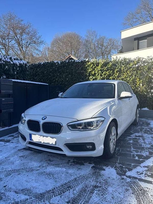Weiß Gebraucht 2018 BMW 118 Sport Line Kleinwagen | 11.300 € (Guter Preis) - Bild 1/4