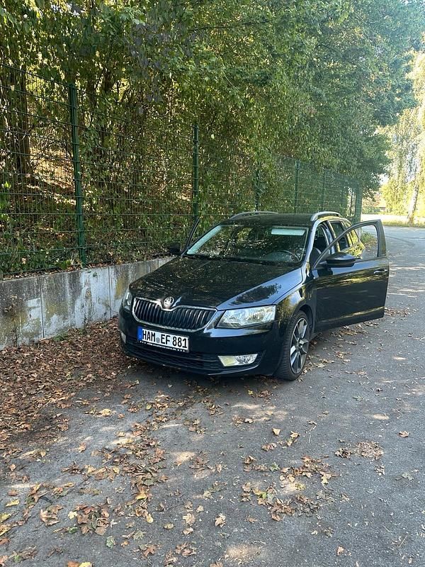 Schwarz Gebraucht 2016 Skoda Octavia Kombi | 6.999 € (Superpreis) - Bild 1/4