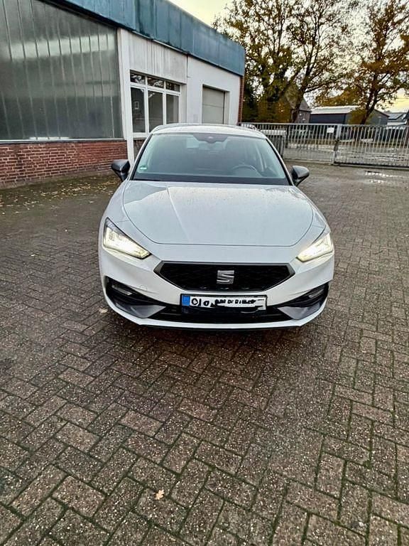 Weiß Gebraucht 2021 Seat Leon FR Limousine | 19.699 € (Fairer Preis) - Bild 1/4
