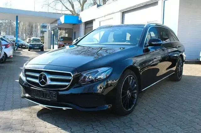 Gebraucht Mercedes E220 194 PS (142 kW) 2018 Schwarz Limousine