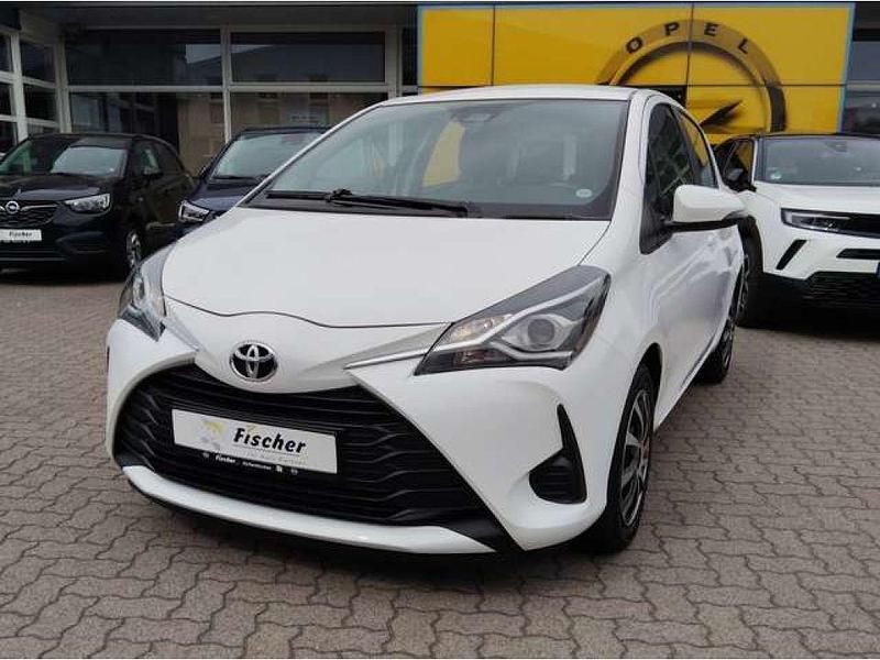 Weiss Gebraucht 2017 Toyota Yaris Comfort Kleinwagen | 8.990 € (Fairer Preis) - Bild 1/4