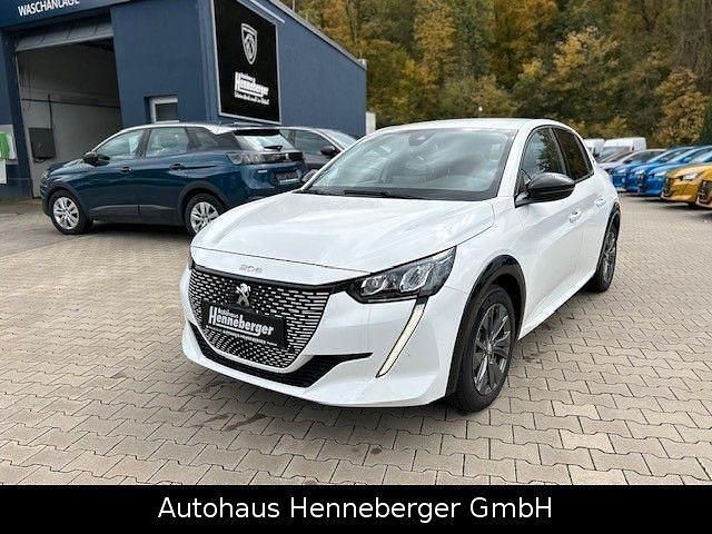 Weiß Gebraucht 2023 Peugeot e-208 Allure Kleinwagen | 19.990 € (Fairer Preis) - Bild 1/4