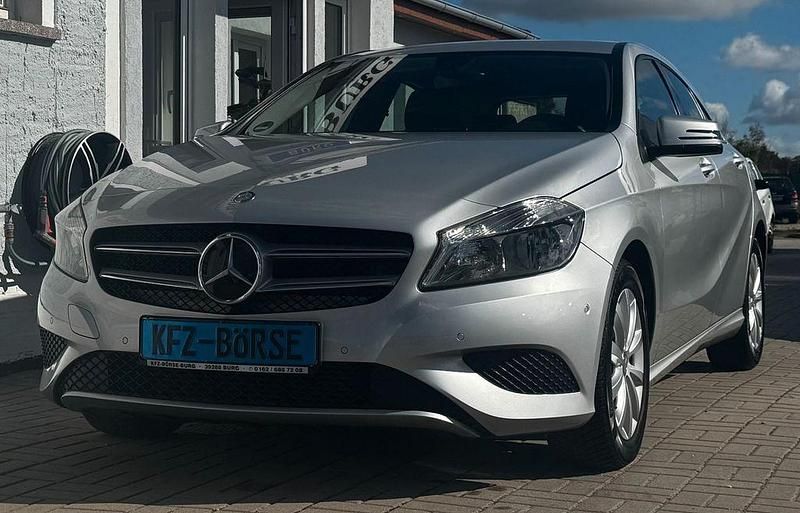 Silber Gebraucht 2014 Mercedes A180 Limousine | 10.700 € (Fairer Preis) - Bild 1/4