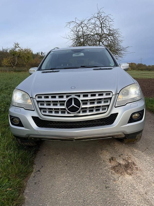 Silber Gebraucht 2010 Mercedes ML350 SUV | 8.499 € (Etwas zu teuer) - Bild 1/4