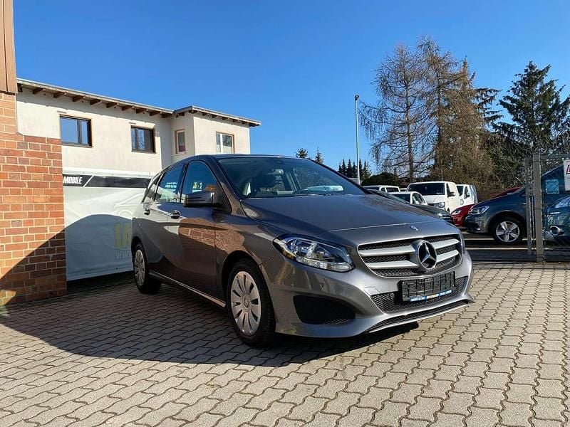 Mountaingrau met. Gebraucht 2016 Mercedes 180 Limousine | 11.800 € (Superpreis) - Bild 1/4