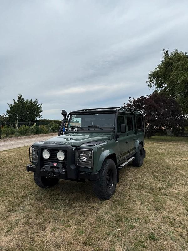 Grün Gebraucht 2012 Land Rover Defender SUV | 43.500 € - Bild 1/4