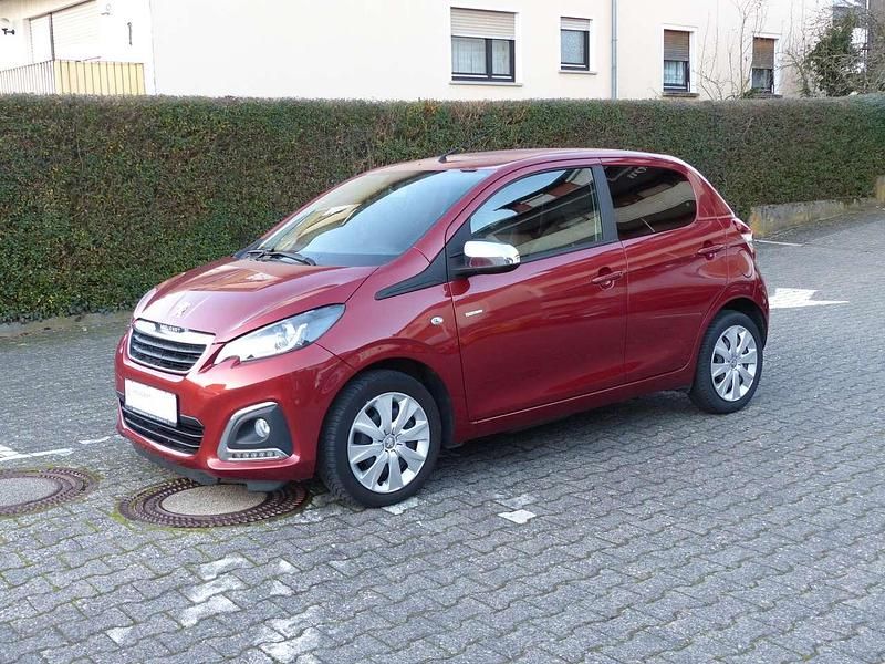 Anteloperot (metallic) Gebraucht 2021 Peugeot 108 Style Limousine | 10.777 € (Fairer Preis) - Bild 1/4