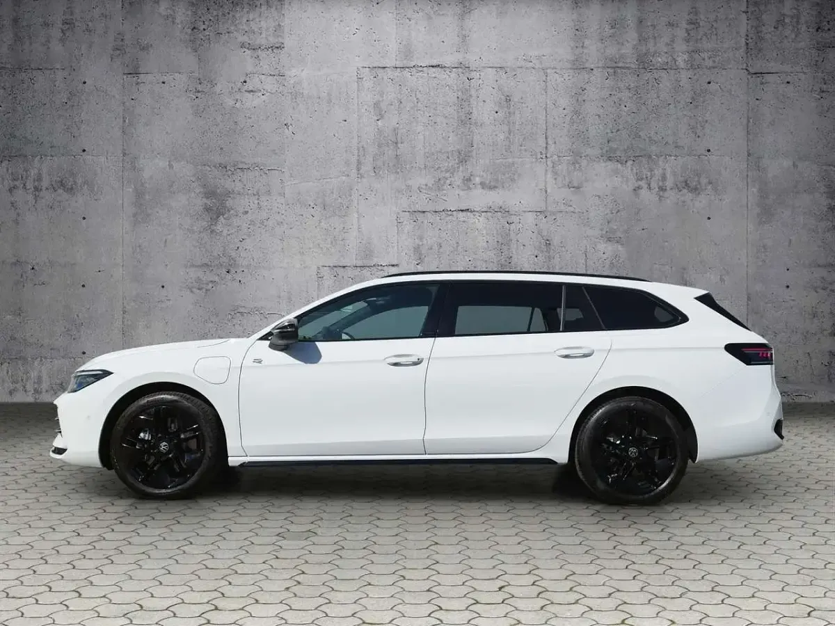 Gebraucht VW Passat IQ Drive 272 PS (200 kW) 2025 Pure white Kombi