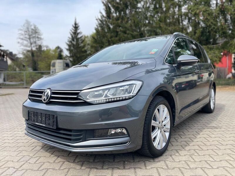 Grau Gebraucht 2019 VW Touran Highline Van / Kleinbus | 16.500 € (Superpreis) - Bild 1/4