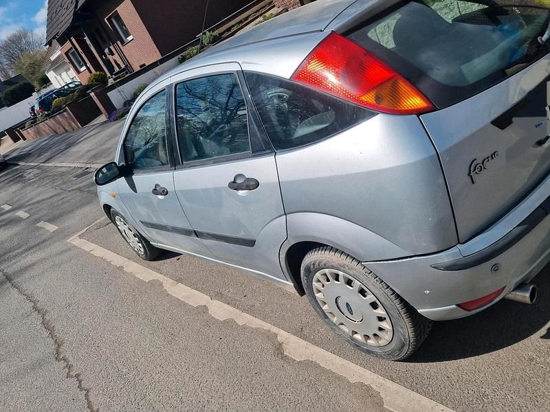 Gebraucht Ford Focus 100 PS (73 kW) 2004 Silber Kombi