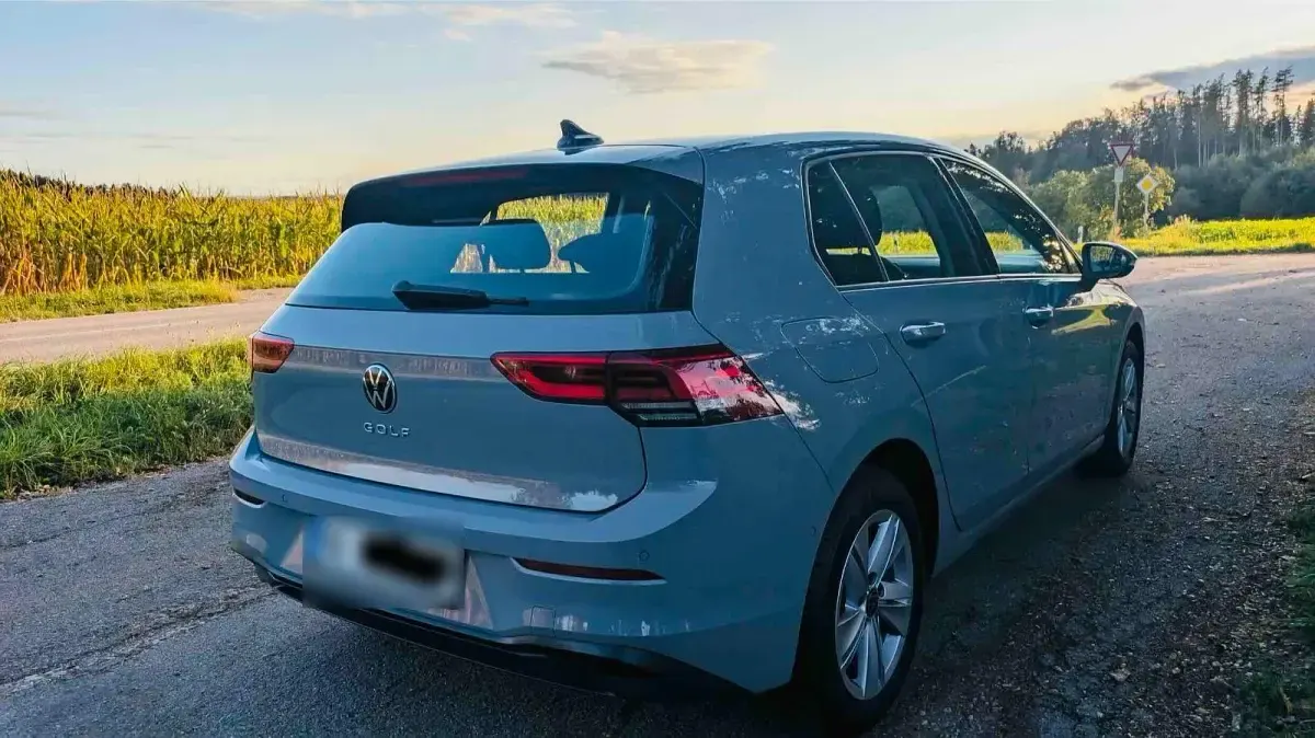 Gebraucht VW Golf VIII Life 131 PS (96 kW) 2022 Grau Limousine