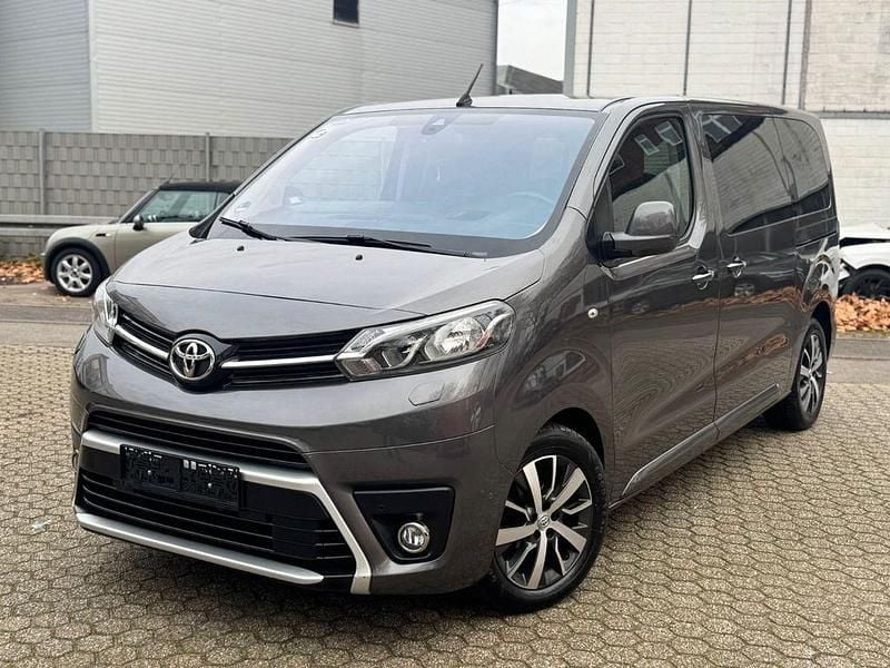 Grau Gebraucht 2017 Toyota Proace Verso Comfort Kombi | 25.900 € (Guter Preis) - Bild 1/4