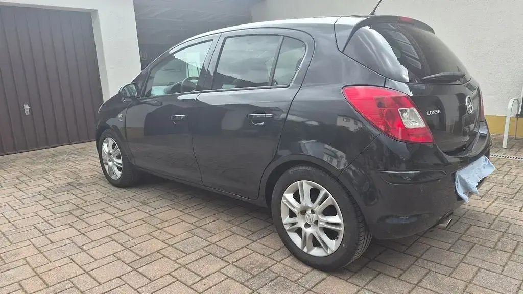 Używany Opel Corsa 87 KM (63 kW) 2011 Czarny Hatchback