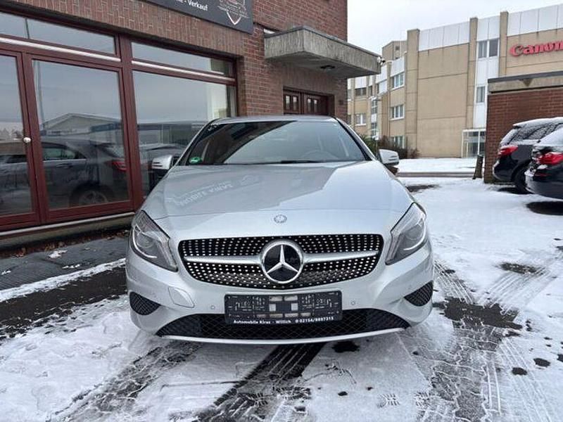 Gebraucht Mercedes A180 122 PS (89 kW) 2015 Silber Limousine