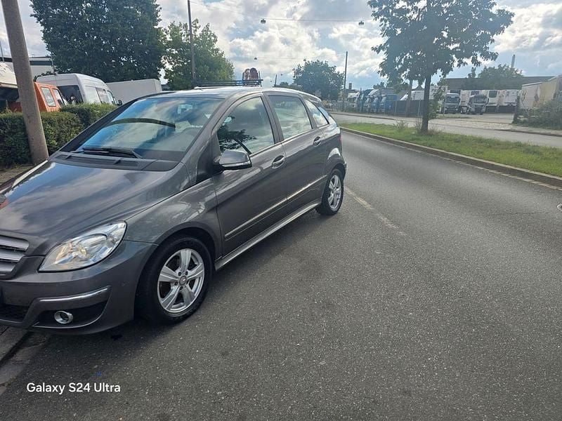 Grau Gebraucht 2011 Mercedes B200 Van / Kleinbus | 4.700 € (Guter Preis) - Bild 1/4