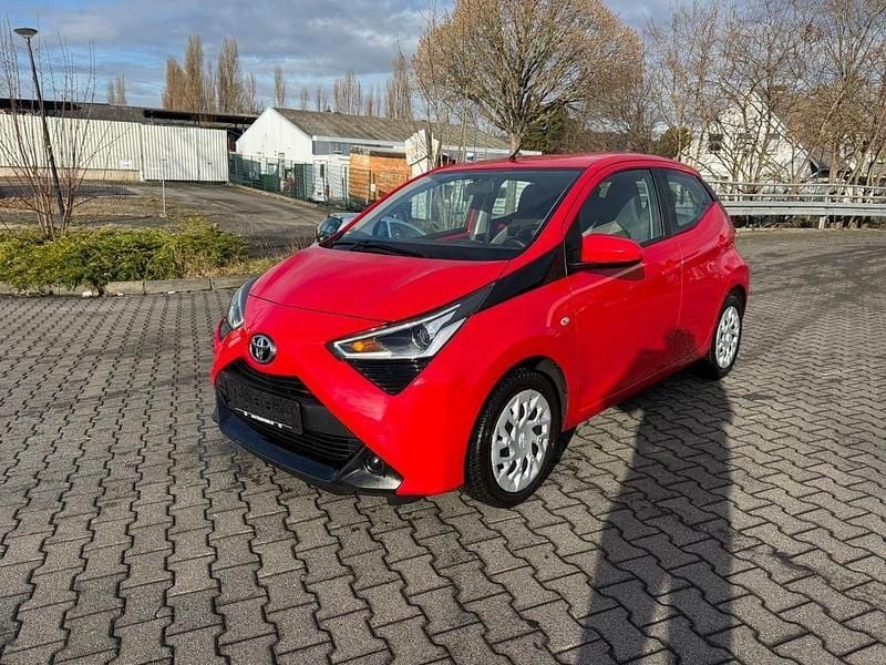 Rot Gebraucht 2021 Toyota Aygo X-play Kleinwagen | 9.790 € (Guter Preis) - Bild 1/4