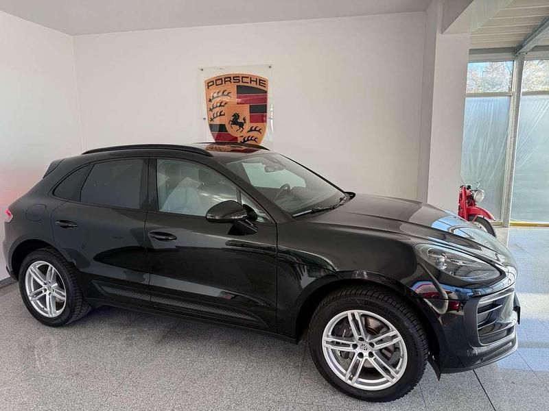 Gebraucht Porsche Macan 265 PS (194 kW) 2022 Tiefschwarz SUV