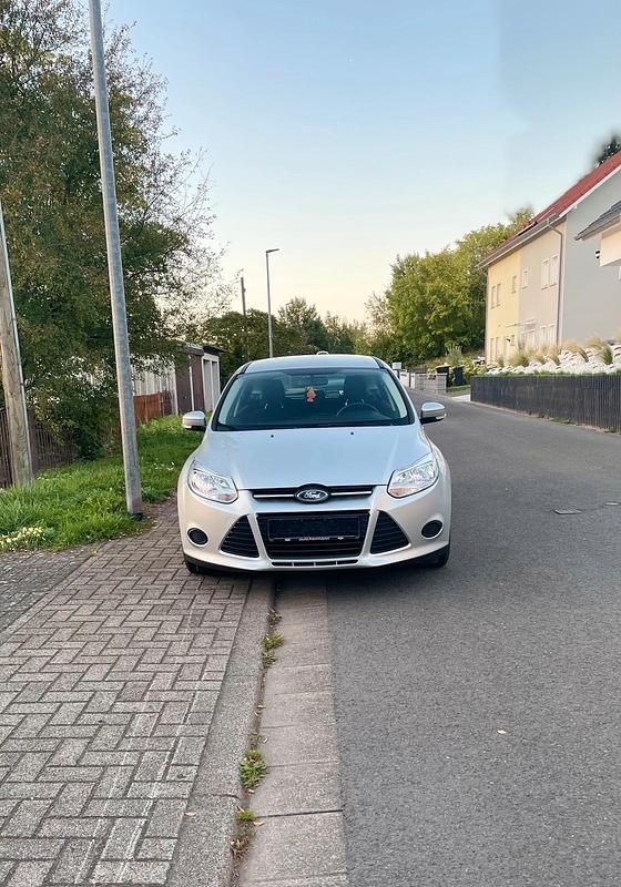 Silber Gebraucht 2014 Ford Focus Kombi | 4.000 € (Superpreis) - Bild 1/4