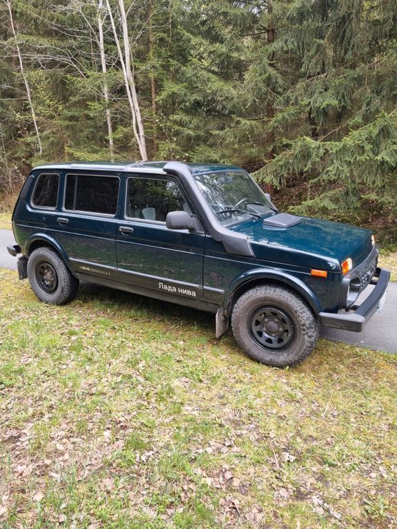 Grün Gebraucht 2019 Lada niva SUV | 10.500 € (Superpreis) - Bild 1/4