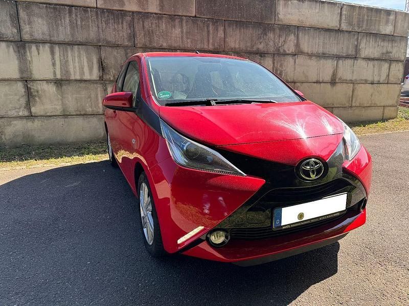 Rot Gebraucht 2018 Toyota Aygo X-play Kleinwagen | 8.900 € (Fairer Preis) - Bild 1/4