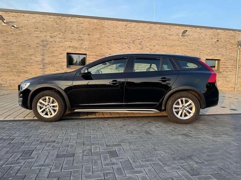 Schwarz Gebraucht 2015 Volvo V60 CC Momentum Kombi | 14.960 € (Superpreis) - Bild 1/4
