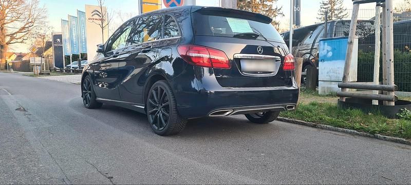 Gebraucht Mercedes B200 136 PS (100 kW) 2017 Blau Van / Kleinbus