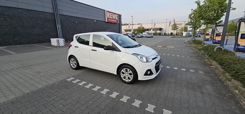 Gebraucht Hyundai i10 69 PS (50 kW) 2014 Weiß Kleinwagen